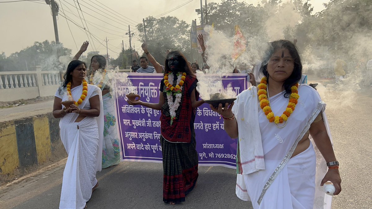 ShrivasGouri's tweet photo. अनुकंपा नियुक्ति को लेकर पंचायत शिक्षा कर्मी की विधवाओं ने निकाला खप्पर रैली—  संघर्षशील माताओं को दण्डवत प्रणाम 🙏🙏। @bhupeshbaghel @ChhattisgarhCMO @drramansingh @narayan_chandel @OmMathur_bjp @yagnyawalky @ajayjamwalbjp @NitinNabin @ArunSao3 @BJP4CGState https://t.co/kJbpSZu6UY