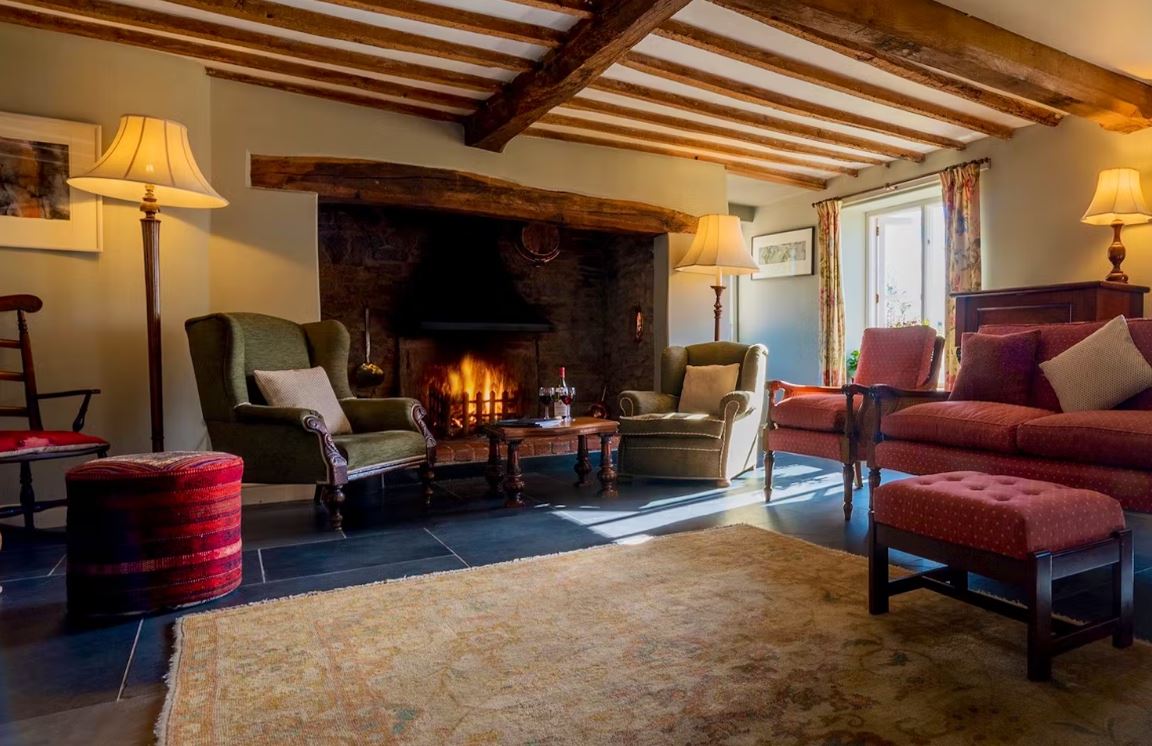 TheHolidayCots's tweet image. Weekend break available 9th-12th of December for £1950 for up to 14 guests at Hurstone House. This is a delightful country house within easy reach of Exmoor. 
🛌Sleeps 1-14
theholidaycottages.co.uk/Somerset/2890 
#Waterrow #Taunton #Somerset #ExmoorNationalPark #WeekendBreak #December #Groups