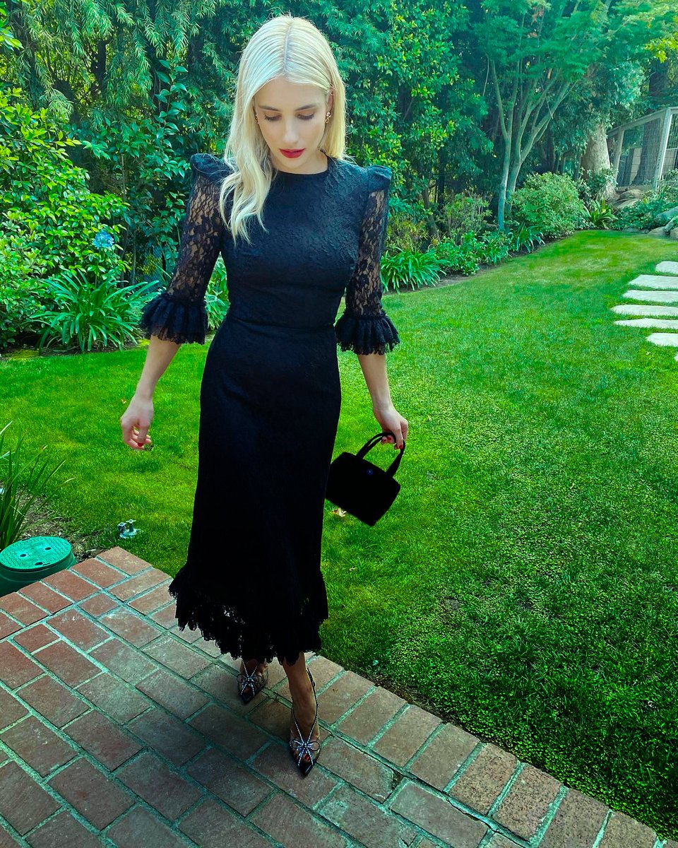 ★ ;
buen día, magos y brujas. uno pensará... ¿malfoy de negro?, ¿qué sucede?, bueno, no es por ninguna mala razón, y por ningún innombrable, hoy simplemente decidí optar por estar un poco... ¿más gótica?