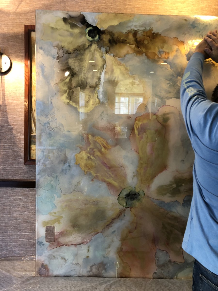 nikiraa's tweet image. In a process of installation. Glass wall in the kitchen. Would be a happy place for a family. #glass #artwork #painting #interior #designthinking #ArtistOnTwitter