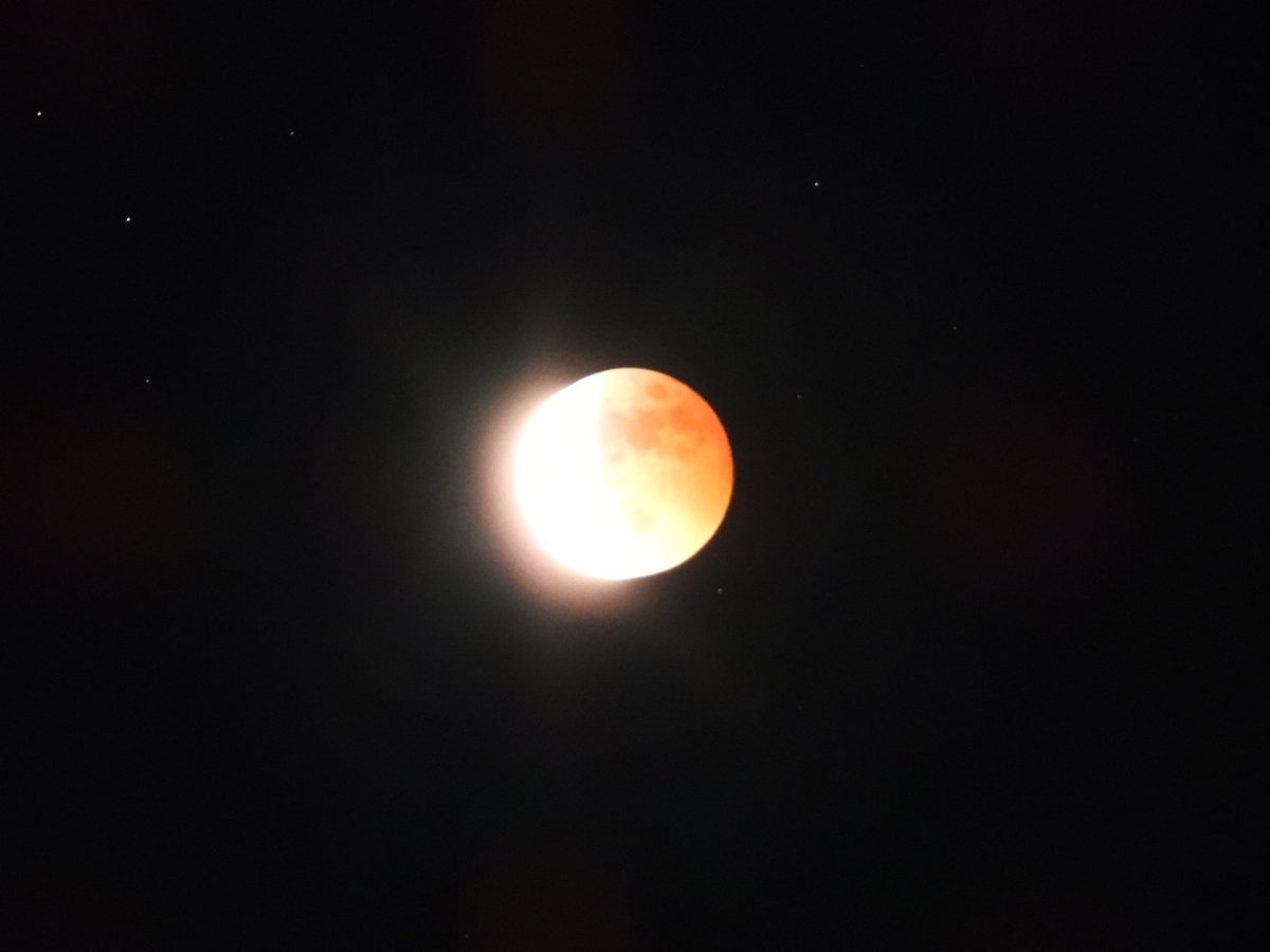 k4666's tweet photo. 11月8日月食後半 京都の夜に浮かんだ月 #皆既月食
#Moon #京都 #月 #NikonP1000 #FishToTheMoon #今空 https://t.co/PyFMpU3ijZ