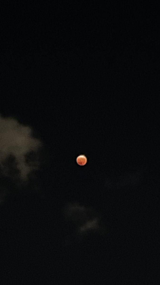 kotodamaya2020's tweet photo. 皆既月食🌙

#皆既月食2022 
#皆既日食 
#天体観測 https://t.co/KDhd4VNs9h