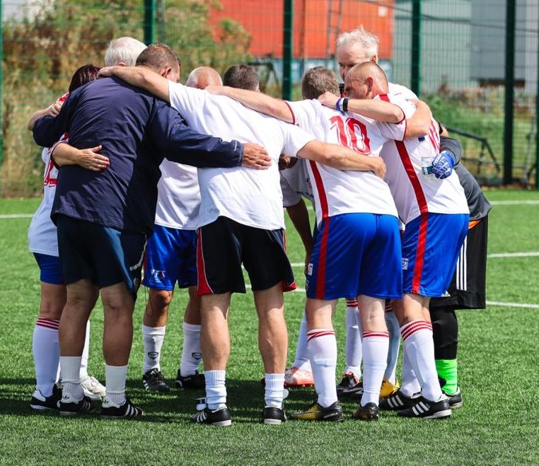 JoeGregory100's tweet photo. Happy Birthday 🎉🎂🎁🏐and thank you @Stulangworthy @JudeLangers9 and all at @thewfauk for all you have done and do for so many.. 

#Parkinsons #WalkingFootball #Respect #Football 

@SportParkinsons @equal_sport @kicksomeballs1 @ParkinsonsPride @ParkinsonsUK
@age_uk @ParkinsonsEN https://t.co/7VBbOTZ4F7