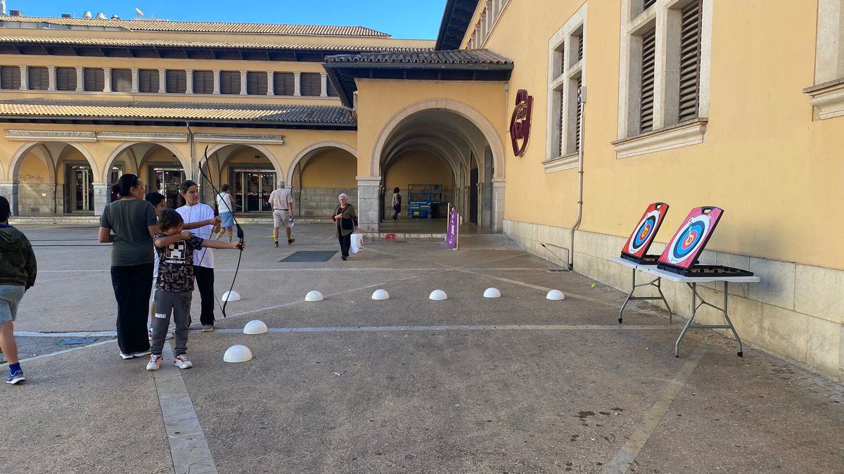 ajuntpalma's tweet photo. 🎒👬'L’escola al mercat' arribarà a uns 1.200 alumnes de 35 centres escolars de Palma aquest curs
🍎🏸Els nins i nines coneixen els mercats municipals per promoure una alimentació saludable i practiquen esport a través de les Barridiades
#PalmaEduca
📎https://t.co/cMpaIgK5lp https://t.co/HhzP1g3kw8