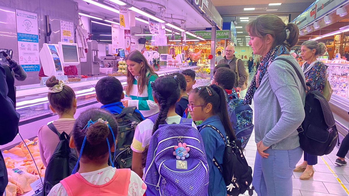 ajuntpalma's tweet photo. 🎒👬'L’escola al mercat' arribarà a uns 1.200 alumnes de 35 centres escolars de Palma aquest curs
🍎🏸Els nins i nines coneixen els mercats municipals per promoure una alimentació saludable i practiquen esport a través de les Barridiades
#PalmaEduca
📎https://t.co/cMpaIgK5lp https://t.co/HhzP1g3kw8