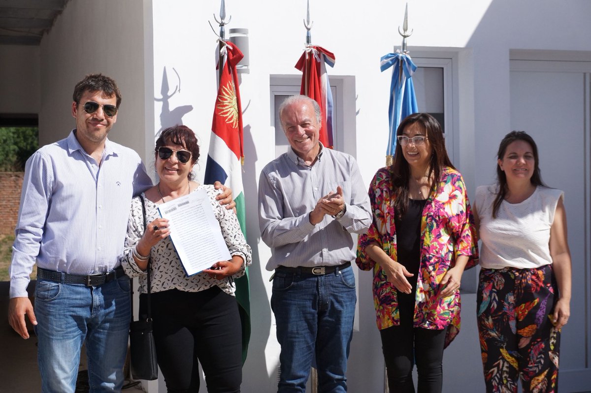 ZorzonTITI's tweet photo. Además, visitamos la localidad de Santa Isabel para entregar vivienda financiada por la Provincia a través del Programa #LotePropio y escrituras de dominio a vecinos y vecinas de la comunidad. https://t.co/EwDsvrWiOc