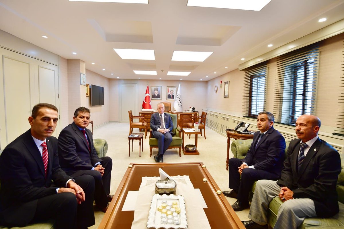 Gaziantep Çocuk Hakları Komitesi, Gaziantep Fotoğraf Sanatı Derneği, UİD (Uluslararası Demokrat Birliği ) NECKAR Bölge Temsilcisi ve Milli Yol Partisi Gaziantep İl Başkanı ile beraberindeki heyet, Valimiz Davut Gül’ü ziyaret etti.