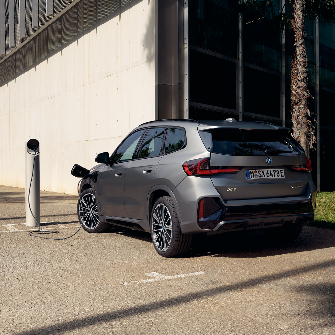 HedinAutomotive's tweet photo. Uudistunut #BMW #X1 on täällä – parempana kuin koskaan ⚡ Tule tutustumaan tähän uudistuneeseen klassikkoon jo nyt liikkeissämme! Polttomoottorin lisäksi saatavilla myös #xDrive30e ja #xDrive25e -lataushybridit sekä odotettu täyssähköinen #iX1 -malli 👉 https://t.co/dabSb5NZ2r https://t.co/o61fzh5doS