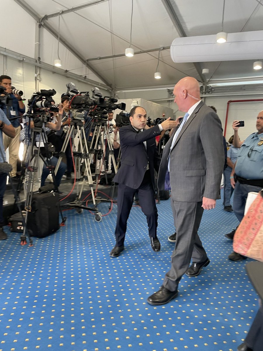 خالص الشكر للنائب عمرو درويش عضو مجلس النواب عن تنسيقية شباب الأحزاب <a href="/CpypEgypt/">تنسيقية شباب الأحزاب والسياسيين</a> الذي حضر المؤتمر الصحفي لسناء سيف ليدافع عن سمعة النظام المصري فعرض أمام ٣٠٠ صحفي اجنبي لمحة بسيطة عن أداء النظام في وجه معارضيه واضطر أمن الأمم المتحدة للتدخل وطرده من القاعة #COP27