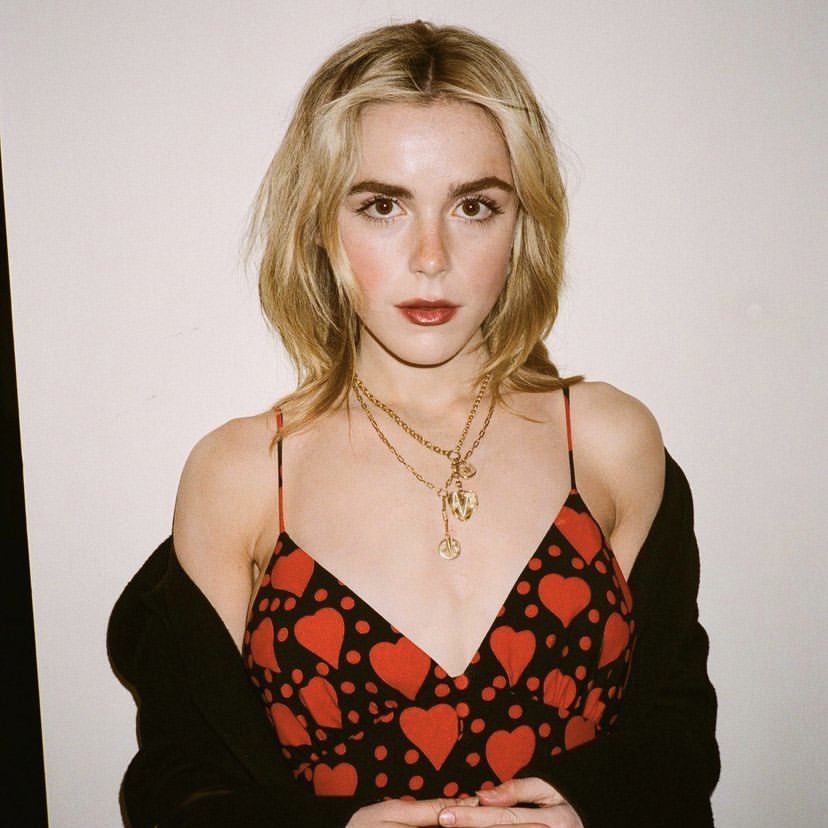PopTingz's tweet photo. John Mayer (44) and Kiernan Shipka (22) were spotted having a romantic dinner which lasted over four hours. 

(Via Daily Mail UK) https://t.co/ItOMDCPDWf