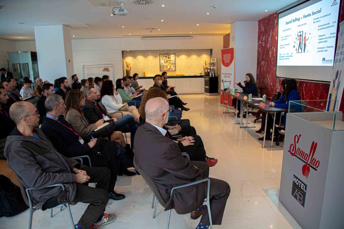 memunoz5's tweet photo. En el hotel AB una nueva edición del  Círculo económico, que dentro del Pacto local por el empleo y en colaboración con  @asearco   ha tratado sobre la venta en la era digital y el kit digital (tercer tramo). Gracias a @aedhe por su participación. #desarrolloempleo https://t.co/z9EHKaiGwa