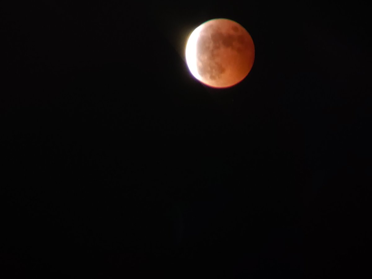 engaging1988's tweet photo. 宙のまにまに　#皆既月食 #xiaomi #nikonの双眼鏡で力技 https://t.co/mRrOGkS33U