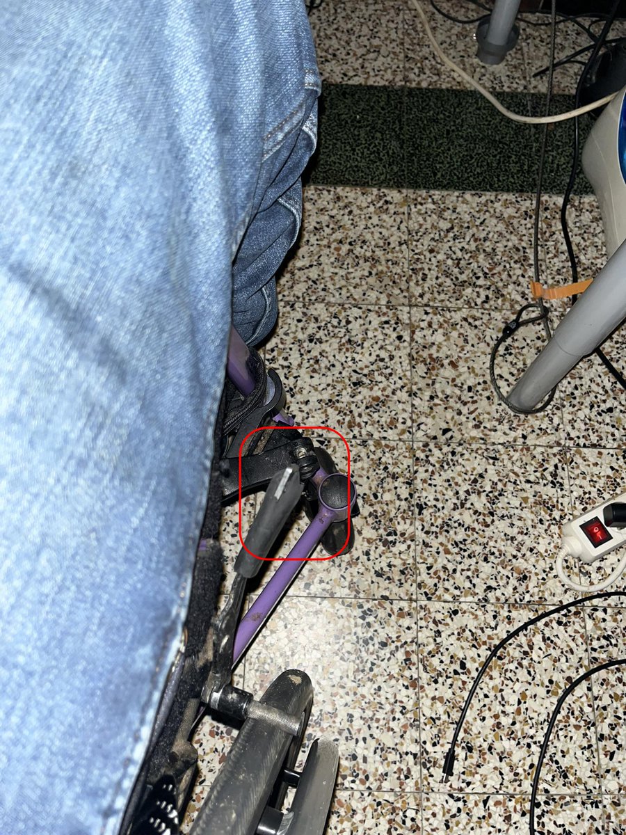 vdvaerbe's tweet photo. damn wat een #slechtmateriaal bij #kuschall . ik heb minder dan een jaar hun #remmen op mijn #rolstoel en de #remdoppen zijn al aan #vervanging toe. ik koop nooit nog een #rolstoel of #materiaal bij #kuschall want #slechteservice https://t.co/4IbIsllqi5