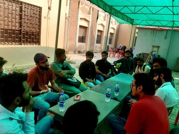 FrontStudents's tweet photo. #کراچی
آج مورخہ 8 نومبر 2022 کو بینظیر بھٹو شہید یونیورسٹي لیاری میںRSF یونٹ کےزیرانتظام میٹنگ کا انعقاد کیا گیا۔ میٹنگ کی صدارت مرکزی آرگنائزر آرایس ایف کامریڈ اویس قر��ی نے کی۔ https://t.co/dACk6Z3VNN