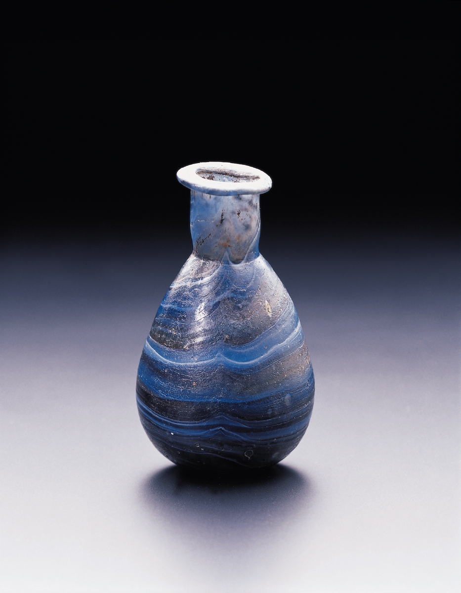 DrNWillburger's tweet photo. I promised you #blue glass for your timeline, since blue is the colour of choice today. Here's another one: a #Roman marbled glass perfume bottle, dating 1st c. BC/1st c. AD.

Photo: Landesmuseum Württemberg https://t.co/GXcmCQq7sf