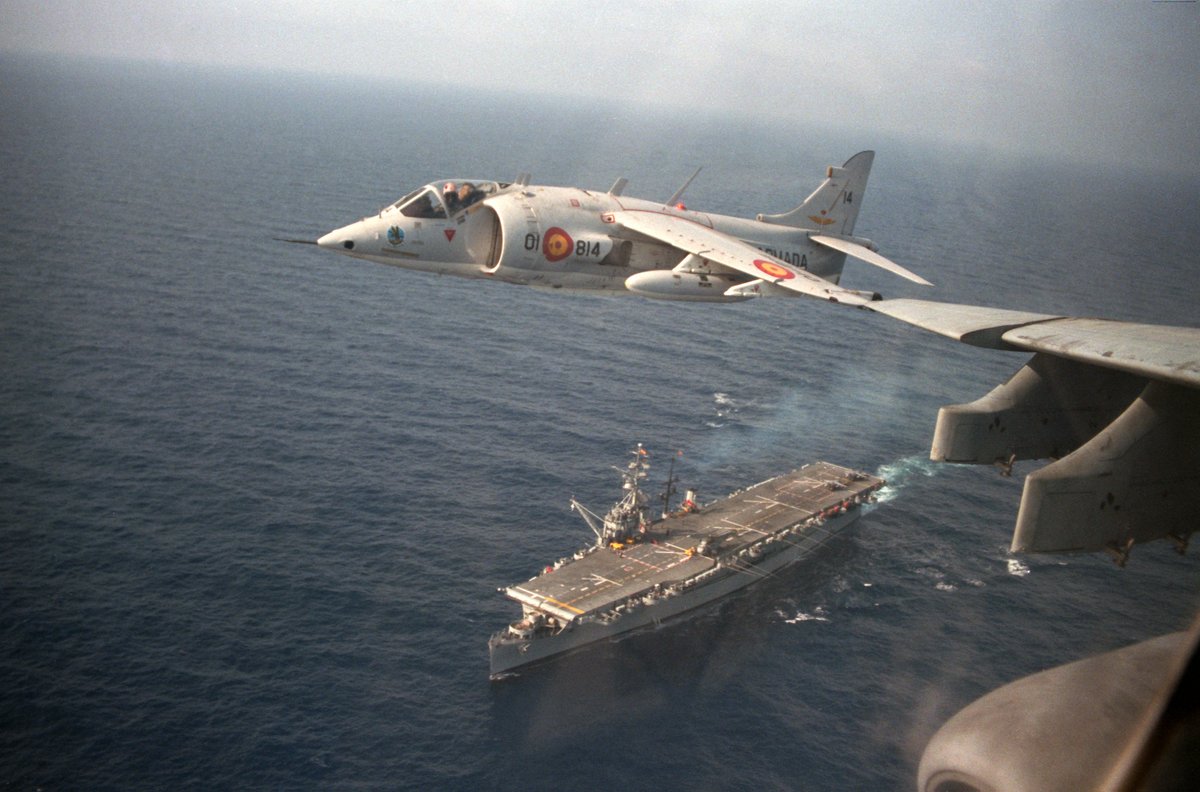 Armada_esp's tweet photo. #TalDíaComoHoy del año 1972, un #Harrier se posaba por primera vez en la cubierta del portaaeronaves #Dédalo. Hasta entonces, el buque estaba destinado a portahelicópteros fundamentalmente antisubmarinos.
#SomosLaArmada🇪🇸⚓️ https://t.co/cPsj1VI1V4
