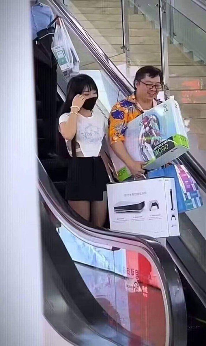 Je continue mon enquête sur le gros jdg <a href="/Frederic_Molas/">Joueur du Grenier</a> un de mes agents l aurait repéré au Japon. Affaire à suivre ... suivez nous pour la suite de l enquête