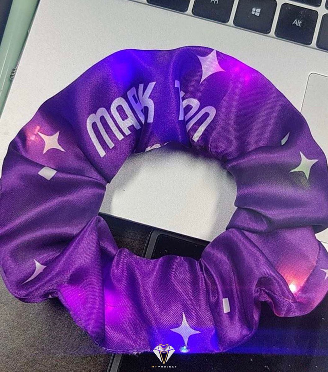 journeyofMT's tweet photo. Here are the clear photos of our banners and LED scrunchies🫶

Banner
“OUR STAR”

Scrunchy
“MARK TUAN
the other side”

#theothersidetour #notears 
#MarkTuan @marktuan https://t.co/dEqVM01tOC