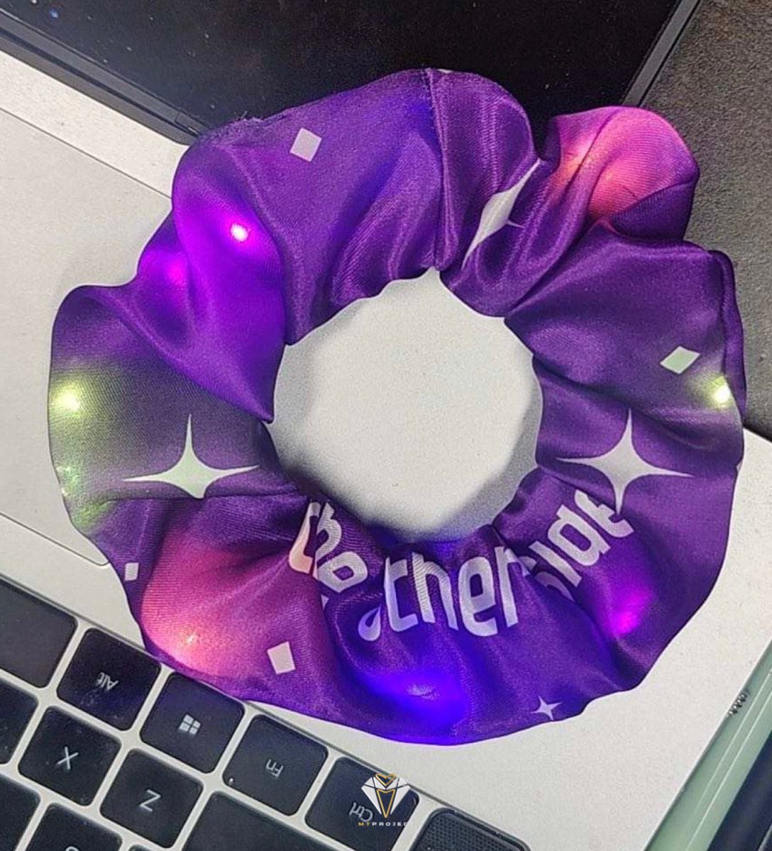 journeyofMT's tweet photo. Here are the clear photos of our banners and LED scrunchies🫶

Banner
“OUR STAR”

Scrunchy
“MARK TUAN
the other side”

#theothersidetour #notears 
#MarkTuan @marktuan https://t.co/dEqVM01tOC