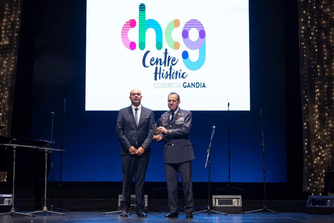 EMADmde's tweet photo. El Comandante del Mando de Operaciones #CMOPS ha sido galardonado con el premio a la trayectoria del Grupo Radio Gandía, un reconocimiento a los 44 años de trayectoria militar y su importante papel dentro de la estructura de las #FAS.
#MOPS https://t.co/I8wNMHJksY