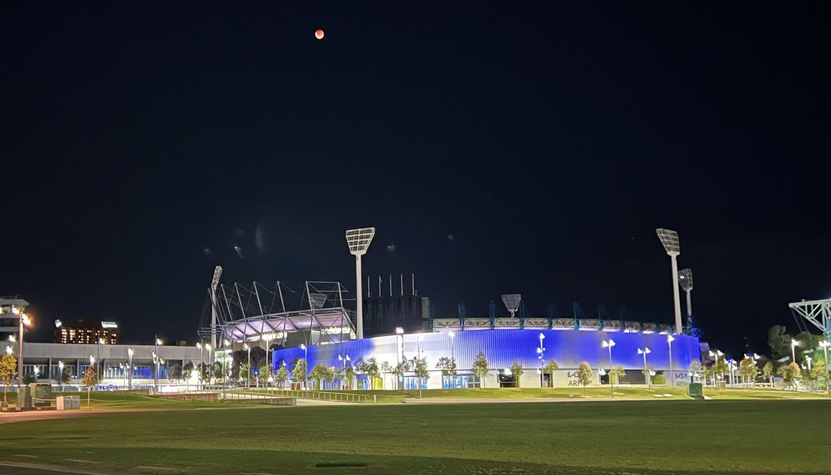 WW_032's tweet photo. The @MCG looking great under the #LunarEclipse tonight https://t.co/Rv3P8175eX
