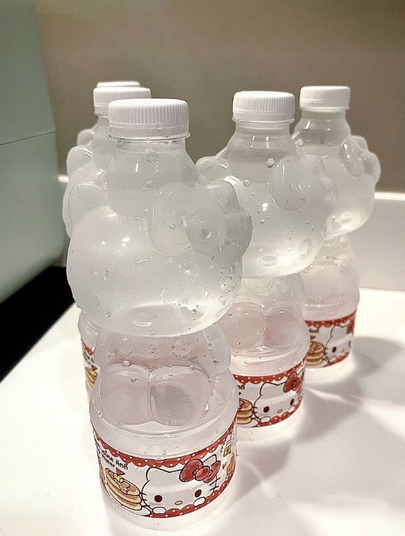 heartipink's tweet image. hello kitty water bottles