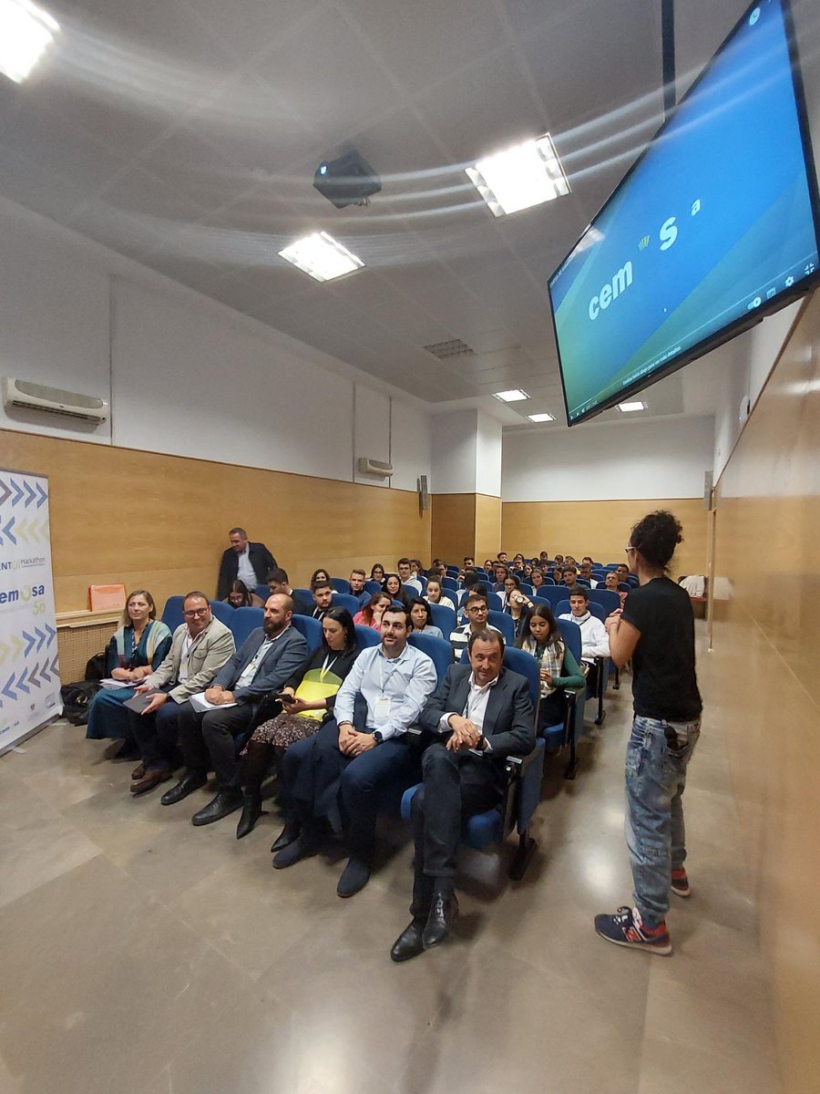 CemosaOficial's tweet photo. No todo es trabajo duro, nuestros compañeros disfrutan impartiendo la píldora formativa 'MIRANDO ALREDEDOR' a los participantes del #HackathonTalentoCEMOSA
@iColectiva @ETSCaminosUGR https://t.co/FHkoLNQZiX