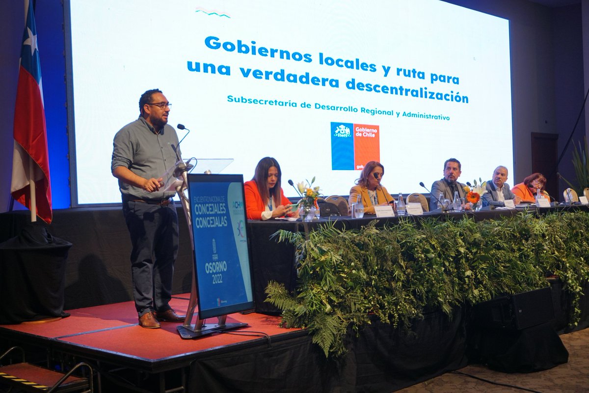 AChMChile's tweet photo. 🔵 Frente un auditorio repleto de autoridades locales, expone el @laSUBDERE, @nico_cataldo, sobre “Gobierno Local y Rutas para una Verdadera Descentralización”.
#somosACHM https://t.co/sDo3TukjtW