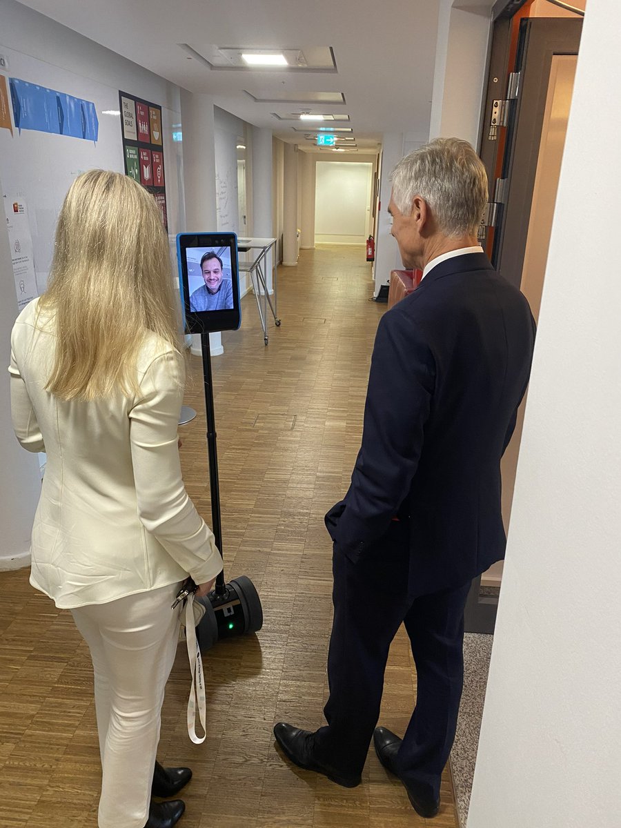 LinhartBMEIA's tweet image. #innovation und #kommunikation 
Kommunikationsroboter in der School of Design Thinking im Hasso-Plattner-Institut  an der Universität Potsdam @unipotsdam ;
Innovative Lösungen in einer vernetzten Welt.
#designthinking #kommunikation #roboter ##digitalisierung @AustriainDE