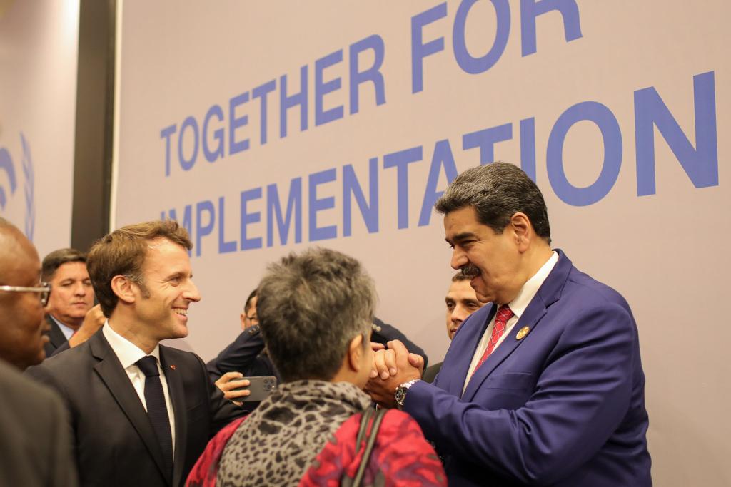 🔄#RT| Pdte.<a href="/NicolasMaduro/">Nicolás Maduro</a>: "Excelente apretón de manos con el Presidente de Francia Emmanuel Macron, en el marco de la #COP27 , que es sin duda un punto de encuentro entre los gobiernos y países del mundo. Las puertas de Venezuela están abiertas para el pueblo francés".