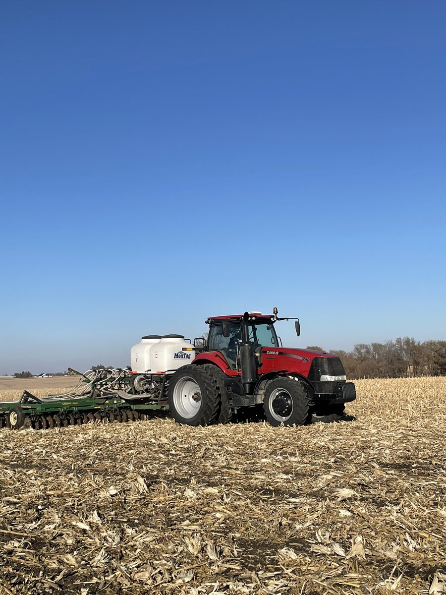 Continuum_Ag's tweet photo. Finally got rain in SE Iowa to keep us out of the fields but ready to get back in and get the last of #Plant22 finished up. Hoping there is still time to let those #CoverCrops keep on growing to gain us multiple offensive outcomes to improve 2023 profits! #OffenseNotDefense 🌱🌱 https://t.co/tx9vlLHNg3