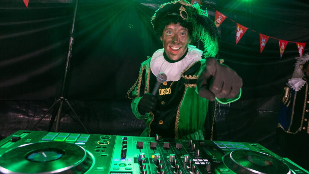 Dit jaar is Disco Piet weer van de partij. Ik houd namelijk wel van een feestje! Disco Piet zal een half uur lang de allergrootste en coolste Sinterklaas disco hits draaien zodat de kinderen van Papendrecht helemaal uit hun dak kunnen gaan voordat ik met de pakjesboot arriveer.
