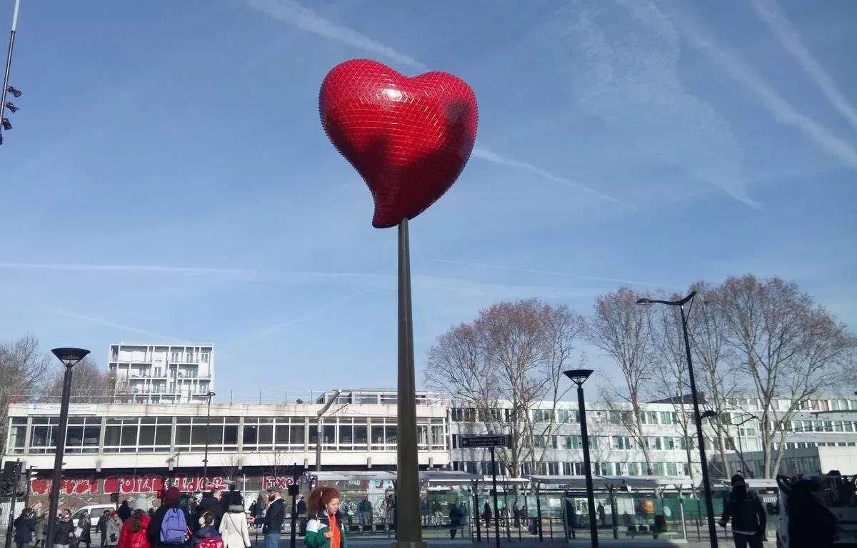 gdeviolet's tweet photo. Depuis l’annonce de la hausse de la taxe foncière à Paris je ne peux pas m’empêcher de penser à cette œuvre d’art à 650 000 euros plantée à cinq minutes de chez moi. J’ai l’impression qu’elle me nargue chaque fois que je passe devant. https://t.co/hEHfHN2UOP