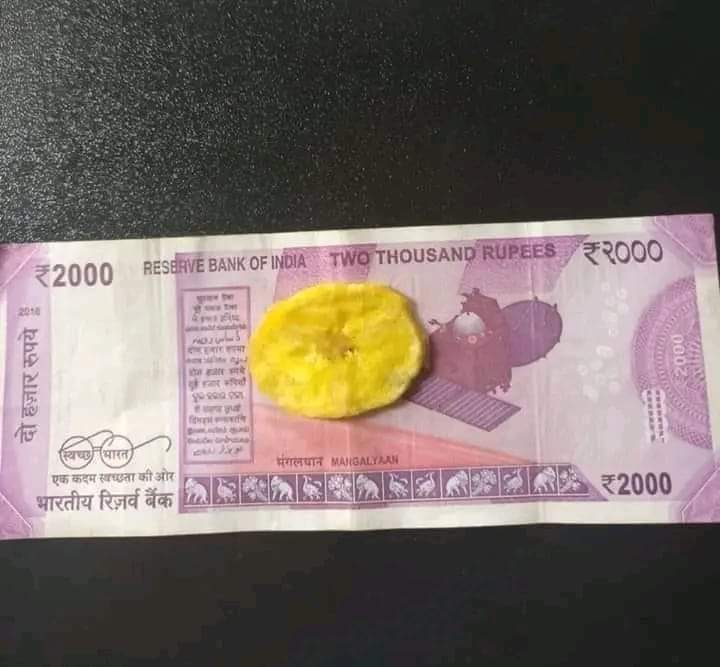 satheesh_INC's tweet photo. 2000 ரூபாய் நோட்டில் சிப்ஸ் வைத்த தினம் இன்று...
#DemonetisationDisaster
#DemonetisationFails https://t.co/otow8qC4Pd