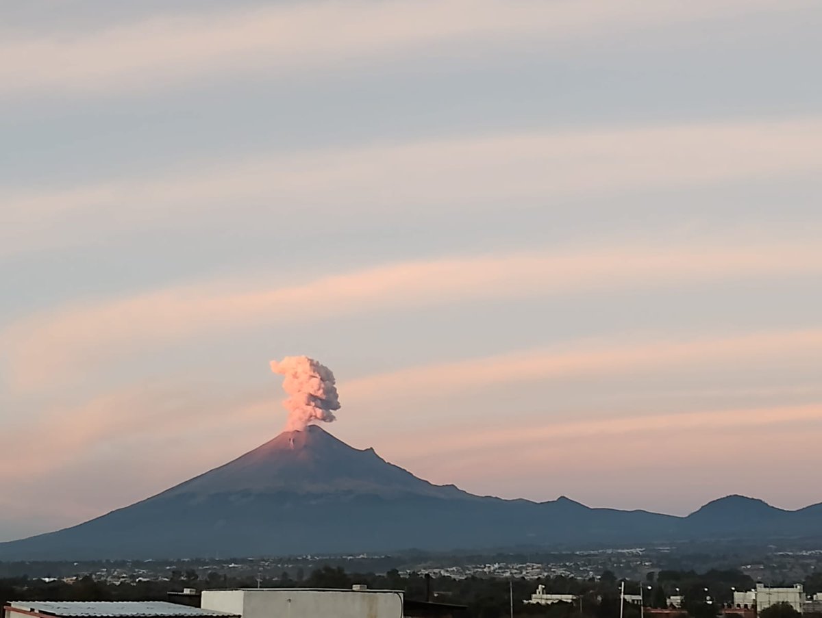 Noe04730648's tweet photo. Hoy se desperto muy activo don Goyo #Popocatépetl https://t.co/QAahrEz2Qu