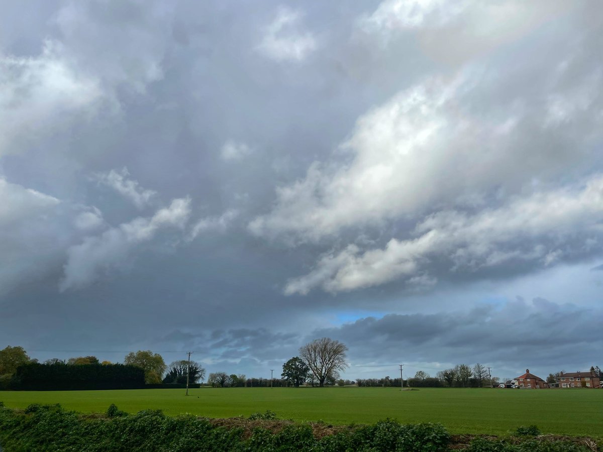 Melodysk's tweet photo. Gosberton lincolnshire @bbcweather @BBCWthrWatchers @CloudAppSoc @Abbiedew @metoffice @looknorthBBC @MetMattTaylor @LincsSkies @ThePhotoHour @StormHour #rainapproaching https://t.co/v6tzEVqOjl