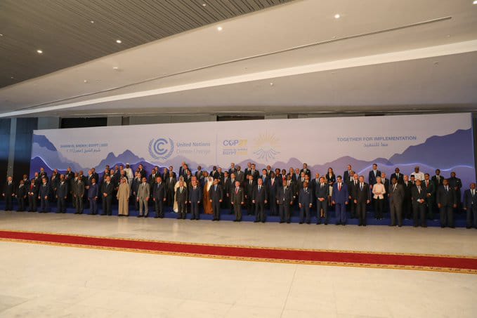 La #participación de #mujeres en la toma de decisiones ambientales promueve tanto la #igualdadDeGénero como la #acciónambiental. La presencia de mujeres en la toma de decisiones está vinculada a objetivos y políticas climáticas + ambiciosos. Sin embargo ayer en Egipto...👇