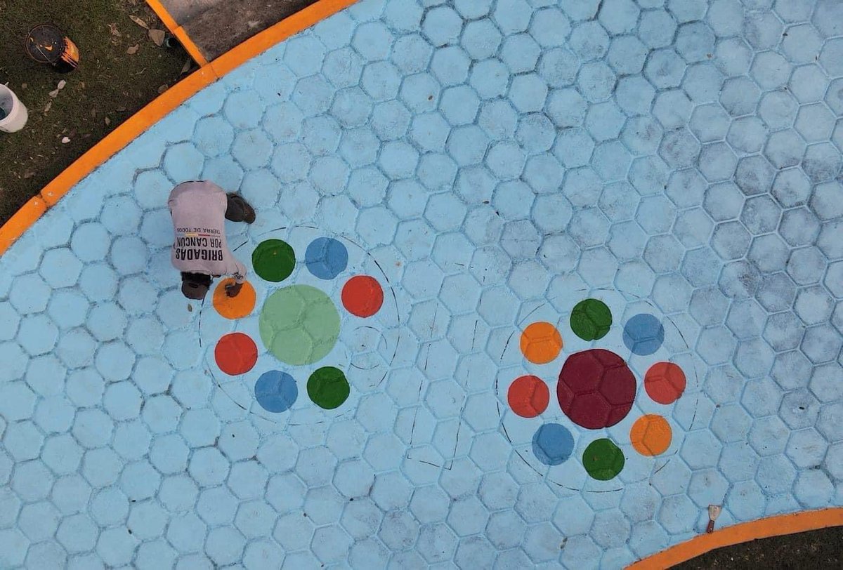 anapatyp's tweet photo. Estamos creando espacios públicos para nuestras hijas e hijos🤍
Gracias a la gran labor de nuestro equipo de la @ServPublicosBj tenemos en el Parque Central de la #SM31 pintura 🎨 juegos didácticos para nuestras niñas y niños. https://t.co/4ZNEKZwG3p