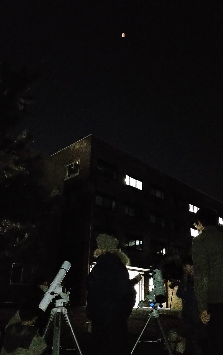 yac_sendai's tweet photo. 【活動報告】
今日は東北大学流体科学研究所前で皆既月食と天王星食の観望会を行いました

3 年振りの対面活動ということで、団員・保護者・リーダー同士の交流も深まり、非常に楽しい観望会でした https://t.co/zZUlvUggUg