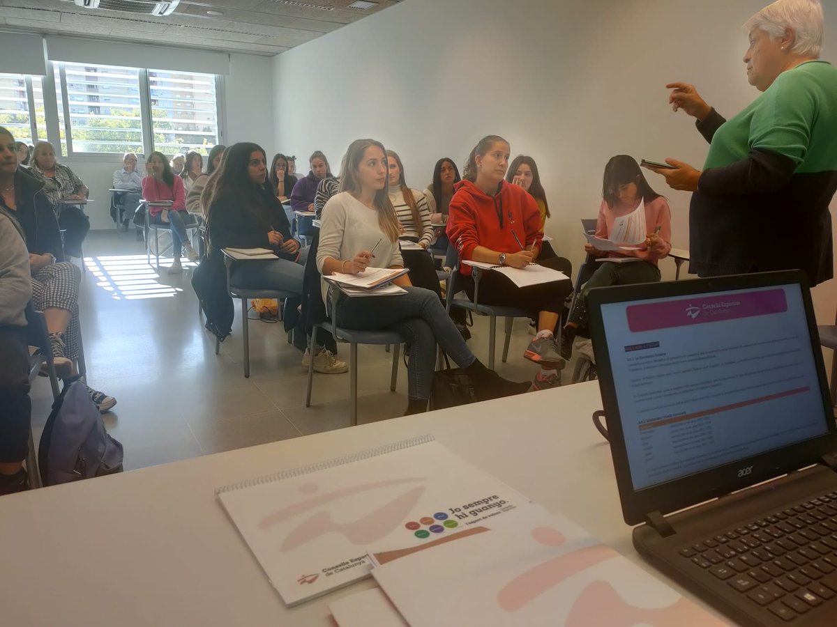 UCECcat's tweet image. FORMACIÓ I
Aquest dissabte vam dur a terme la jornada informativa per a entrenadors/es de gimnàstica artística de la UCEC, amb la col·laboració del @ConsellLH. A la trobada es van tractar els canvis del curs 22-23 i la nova normativa tècnica dels JEEC.
#consellsesportius