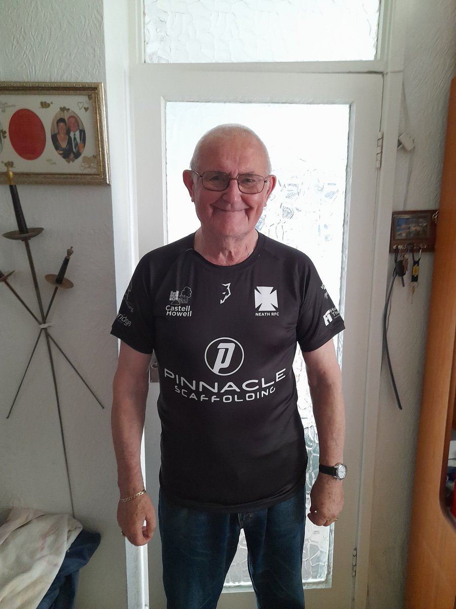 DeanEva35680286's tweet photo. Dad happy with his new Neath jersey🖤🖤🏉🏉👍 https://t.co/iYavuRiNz2