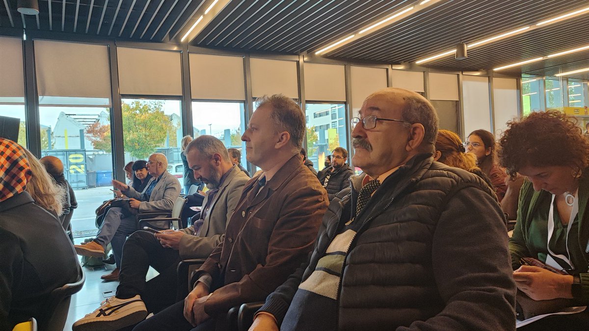 CsMadVillaverde's tweet photo. Nuestros VV han acudido hoy a la inauguración de la II Feria del Empleo de @Villaverde, organizada por la @AutonomosVillav y la @JMD_villaverde.

Más de 50 empresas y entidades se han dado cita para recoger el CV de todos aquellos vecinos que han querido acercarse a @LaNaveMadrid https://t.co/jWjjimo9KZ