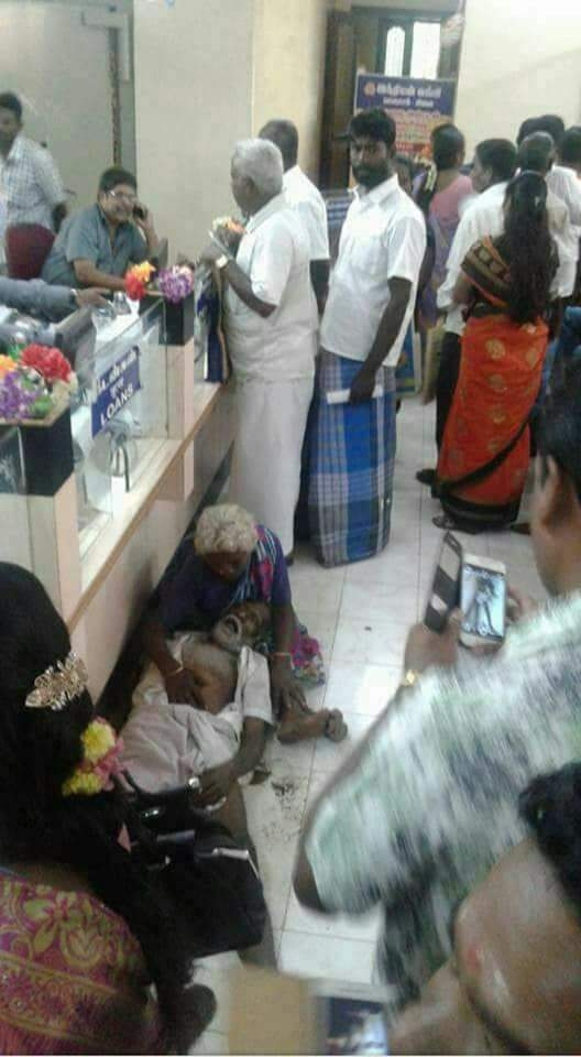TntjSahul's tweet photo. @bbctamil #மறக்கமுடியுமா?
#Black_Day_Indian_Economy
ஏழை, பாமர, நடுத்தர மக்களையெல்லாம் நடுத்தெருவில் நிற்க வைத்துவிட்டு, 'வங்கி வாசலில் நிற்போரனைவரும் வசதி படைத்தோர்' என கொக்கரித்த கோமாளிகளை நினைவுபடுத்தும் #November8 -ஐ
மறக்க முடியுமா..?
😭
#ModiIsRealPappu
#DemonetisationDisaster https://t.co/r6TJ4knwgQ