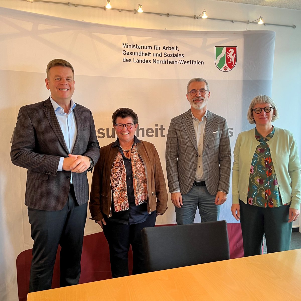 Staatssekretär <a href="/MatthiasHeidmei/">Matthias Heidmeier</a> hat sich heute mit <a href="/ASchumacher_DTV/">Andreas Schumacher</a> &amp; Beate Schäfer vom Deutschen Textilreinigungs-Verband (@reinigen_lassen) &amp; Staatssekretärin Silke Krebs (<a href="/WirtschaftNRW/">Wirtschaft.NRW</a>) zur aktuellen Lage des Textilhandwerks im Zusammenhang mit der Energiekrise ausgetauscht.