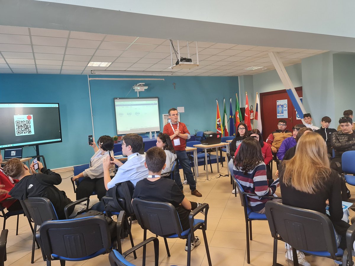 Türkiye Ulusal Ajansı tarafından desteklenen Müdürlüğümüzce yürütülen KA2 Erasmus projesi kapsamında İtalya'da 2.LTT faaliyetinin 3. günü İngilizce dersi oyunlaştırılmış ders planları öğrencilere uygulanmaya devam ediyor <a href="/ulusalajans/">Türkiye Ulusal Ajansı 🇹🇷 Turkish NA</a> <a href="/Trabzon_MEM/">Trabzon İl Millî Eğitim Müdürlüğü</a>