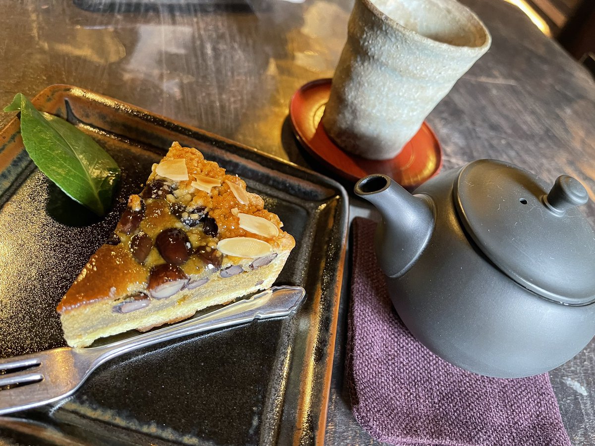 kyoto_glafit's tweet photo. 京都駅から少し足を伸ばしてでも訪れたいカフェ2選ですが…①日本茶などのお茶に特化した築100年の坪庭付き古民家カフェ『aotake』丹波黒豆ほうじ茶タルト¥490 ②日本最古の手作り茶筒店・開化堂『Kaikado Café』チーズケーキと水出し緑茶¥1,580はいかがでしょうか…！徒歩10分で京都らしい空間へ…！ https://t.co/rtIudNjuxA