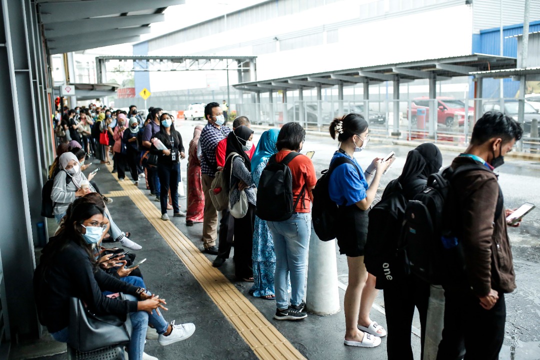cheanchung's tweet photo. Saya dimaklumkan perkhidmatan pengangkutan awam #LRT tergendala lagi di waktu puncak. Sebentar tadi Saya berada di LRT Lembah Subang untuk meninjau situasi terkini. 

Ramai yang tergendala, saya mohon bersabar dan berharap pihak LRT @AskRapidKL dapat mengambil tindakan segera. https://t.co/v1n5Mr18Ec