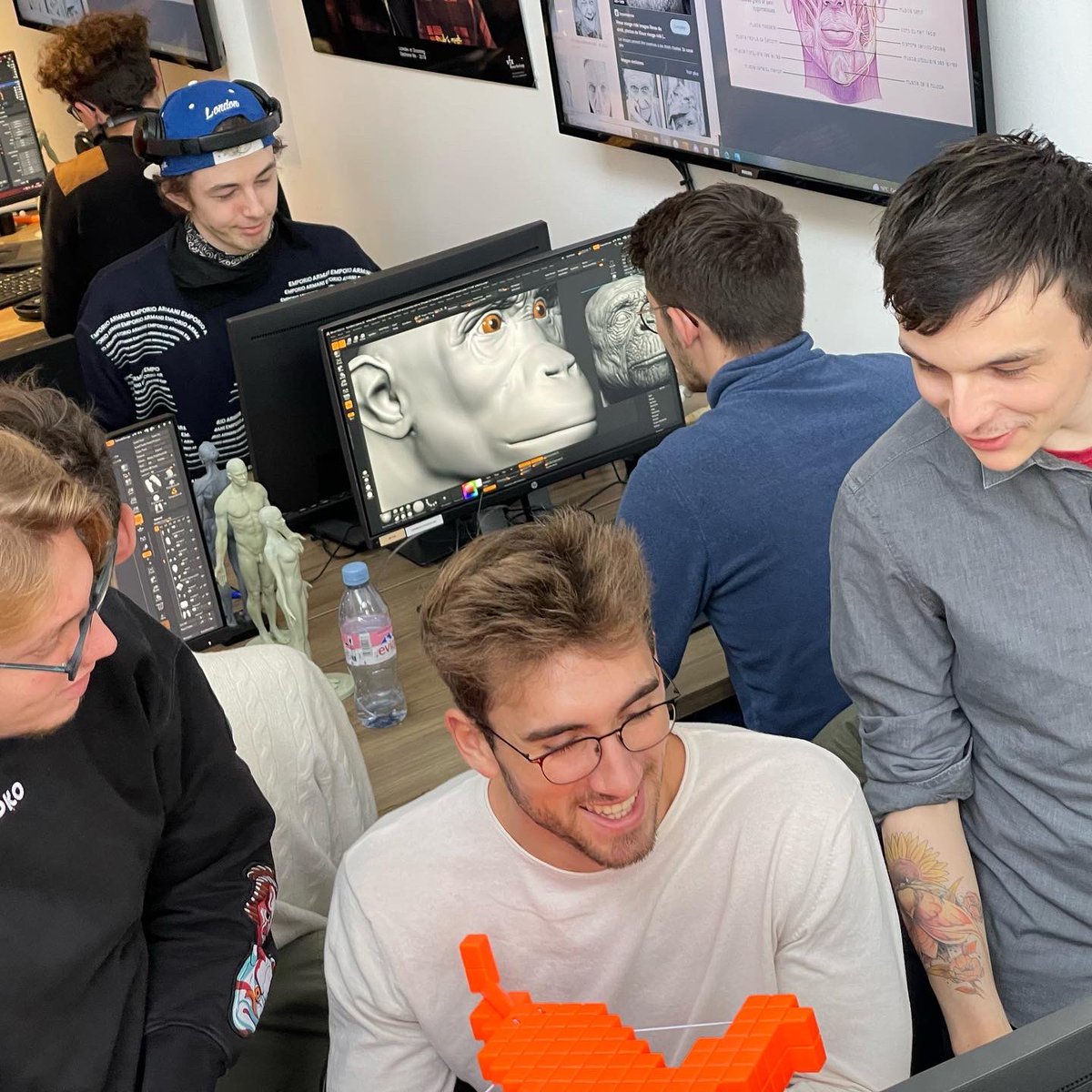 vfx_workshop's tweet photo. Et vous ? Vous faites quoi sur vos PC en ce moment ? 😄 #vfxworkshop #ecole #vfx #paris #paris15 #3dstudent #vfxstudent #3dschool #vfxschool #zbrush #houdini #maya https://t.co/Hr8z1IYkgX