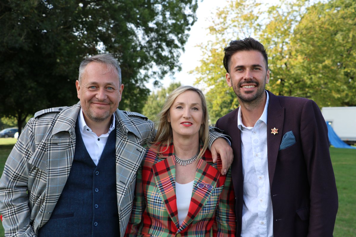BBCBargainHunt's tweet photo. We’ve got a #WorldCup warm-up for you on Monday, with a football-themed special show.

Refereeing two teams of fans is @hawley_caroline, &amp; on the touch line are footie-mad experts @timweeks720 &amp; @nickhallfineart.

Who'll lift the cup? 🏆 

KO 14th November @ 12:15 @BBCOne https://t.co/3FLTkSZ3nS