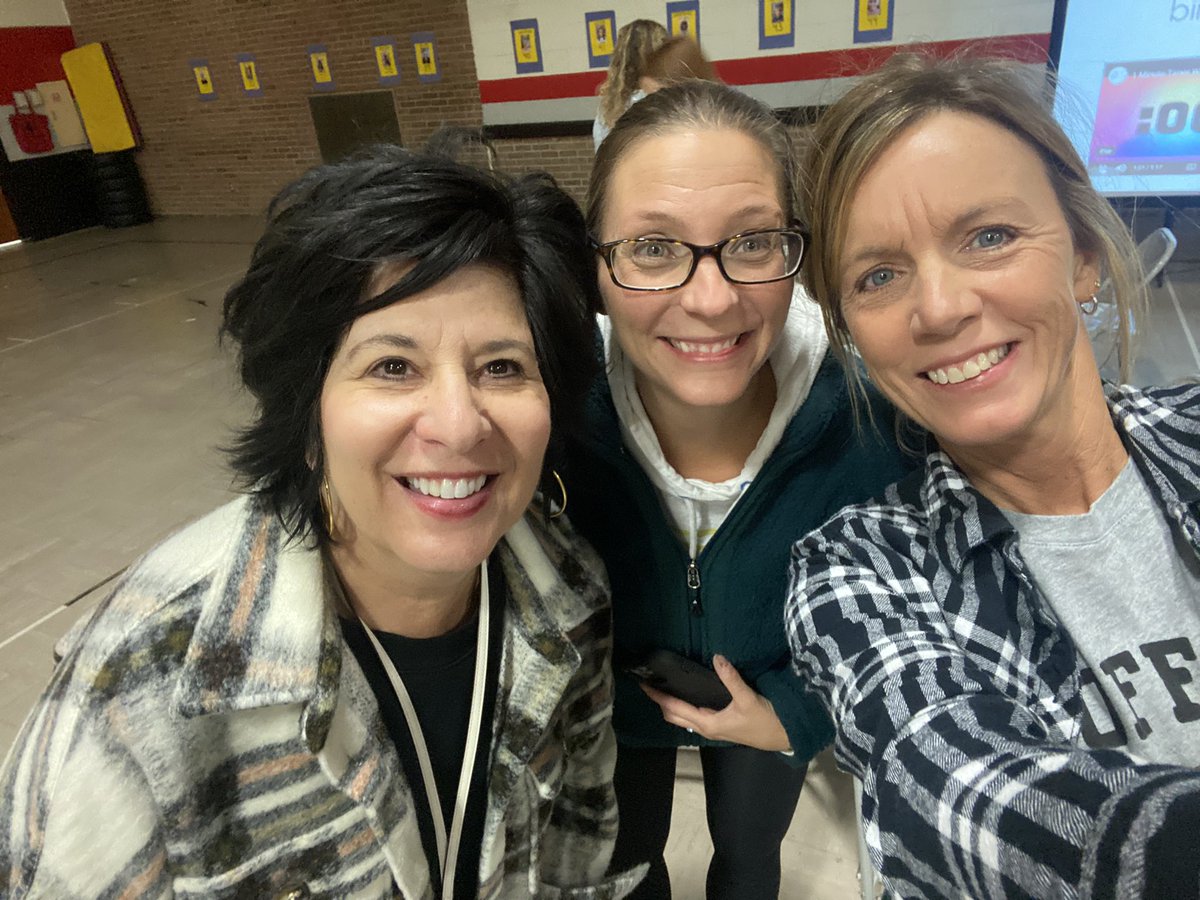 mrswinkle1st's tweet photo. January birthday buddies! @Creeksidetweet #WEareLakota #NeedToSucceedCECS https://t.co/lVZilVlCrf